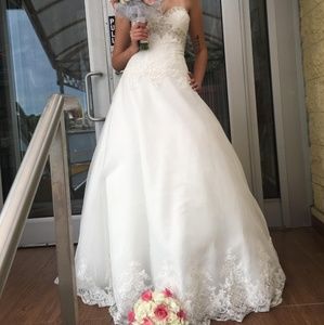 Wedding dress + under skirt